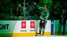 100 bodů nezvládl ani slavný Modano. Mladík s filipínskými kořeny píše historii