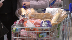 Češi stále častěji sahají po nekvalitních potravinách. Ušetří, mohou ale zaplatit zdravím