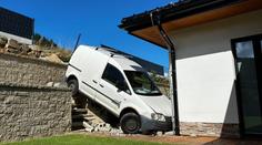 Řidič špatně zaparkoval a skončil lidem na zahradě. Dostat auto pryč nebude lehké