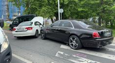Luxusní rolls-royce se srazil v Praze s BMW. Po řidiči bavoráku pátrá policie