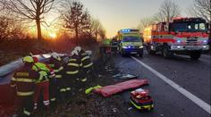 Vážná nehoda tří aut. Zranilo se 8 lidí, na místo letěl vrtulník