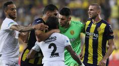 Zbláznil se? Fanoušek v Turecku vběhl na hřiště a kung-fu kopem zaútočil na hráče
