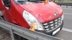 Řidič musel svoje auto dohánět stopem. Našel ho nabourané!