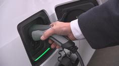Nabíjecích stanic pro elektroauta přibývá. Je jich už skoro tolik jako benzínek