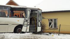 Autobus narazil do domu, narušil statiku! Bydlet se tam nedá