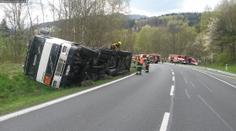 Na Karlovarsku se převrátila cisterna, uniká z ní benzín!