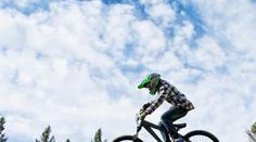 Cyklista v horách spadl z kola, necítil ruce ani nohy. Odvezl ho vrtulník!