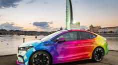 Škoda podpořila Prague Pride. Duhový Enyaq Coupé pojede na čele průvodu