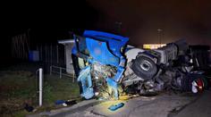 Hasiči v akci celou noc, převrácená cisterna je plná vysoce hořlavého plynu