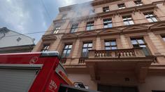 V centru Prahy vzplál byt, vyjelo několik jednotek hasičů. Doprava stála