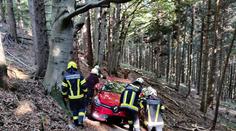 Českého seniora zavedla navigace do rakouských lesů. Museli pro něj hasiči
