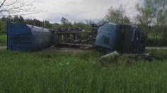 Hromadná nehoda na Pardubicku: Kamion na boku, rozpáraná dodávka