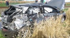 Další srážka na železnici! Vlak sešrotoval osobní auto, řidič se zranil