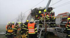 Trolejbus v Brně narazil čelně do sloupu, zranili se čtyři lidé