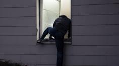 Zavírejte na noc okna! V Jablonci řádí zloděj, policie po něm pátrá