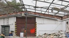 Falešní pokrývači udělali ze tří budov "kabriolety". Ze střech zmizely stovky plechů