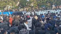Čínu sužují masivní protesty. Obyvatelé jsou zoufalí z proticovidových opatření