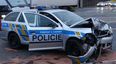 Policisté v Kladně nedostali přednost, srazili se s osobním vozem. Pět zraněných
