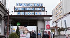 Bulovka rozdala kšefty za 800 milionů bez soutěže. I pro příbuzné