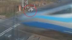 DĚSIVÉ VIDEO: Cyklistu smetlo pendolino jako zázrakem přežil!