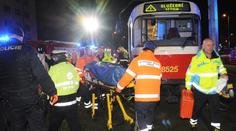 Žena spadla pod tramvaj na zastávce v Praze! Přišla o nohu