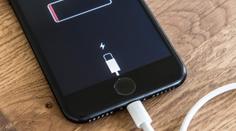 Většina lidí dělá zásadní chybu při nabíjení mobilu. Ničí se tím baterka