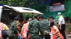 Z jeskyně venku je osm chlapců! Zbylí čtyři a kouč čekají do rána
