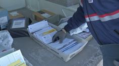 Pošťák léta nedoručoval zásilky! V garáži našli přes půl tuny dopisů