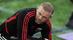 Rooney v problémech: Po fotkách s polonahými ženami zranil spoluhráče