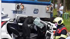 Řidička vjela na přejezdu pod vlak, museli ji vystříhat hasiči, přežila
