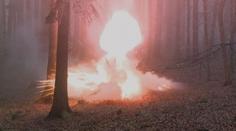 Němečtí radikálové útočí na uprchlíky českou pyrotechnikou