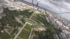 Adrenalin v Paříži, z Eiffelovy věže lidé sjíždí po drátě dolů