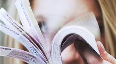 Dívka našla u školy peněženku plnou peněz. Bylo v ní skoro 50 tisíc