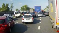 Hasiči jeli k nehodě dlouhé minuty. Řidiči ignorovali uličku