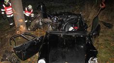 Řidič na Děčínsku rozstřelil Porsche o strom! Na místě zemřel