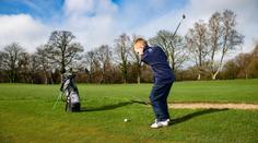 Pět zemí za 24 hodin. 7letý golfista zvládl maraton, vzdal hold zesnulému otci