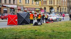Auto srazilo v Plzni chodkyni. Mladá dívka nehodu nepřežila