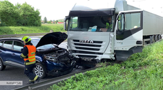 Řidič zemřel po srážce s náklaďákem na jihu Čech. Zřejmě při jízdě zkolaboval
