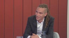 Za dredy si stojím, řekl šéf Pirátů Bartoš v pořadu Napřímo