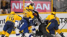 Drsná NHL! Jeden zákrok rozpoutal hromadnou řež, zapojil se i Šustr