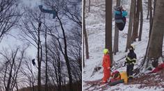 Paraglidisté uvízli na stromě, sundat je museli hasiči