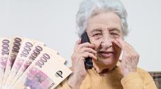 Důchodkyně z okna omylem vyklepala sto tisíc. Byly v peřině