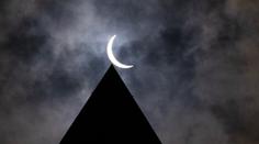 Nastala největší astronomická událost roku. Úplné zatmění Slunce sledovaly miliony lidí