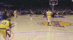 Vyzutá bota? Žádný problém. LeBron James předvedl výstavní smeč