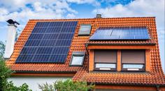 Rodina si pořídila soláry. ČEZ teď chce 166 tisíc za elektřinu, kterou vyrobily