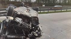V havarovaném autě byly drogy a zbraně. Policie hledá svědky nehody