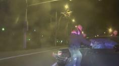 VIDEO: Po honičce u Bratislavy museli policisté do auta oknem