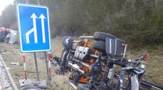Kamion smetl na D5 auto silničářů. Na jednoho z nich spadl kontejner
