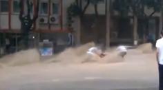 Šílené VIDEO: Žena se málem utopila, když dobíhala autobus