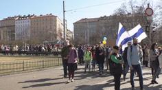 Na protestech v Praze zavlály modro-bílé vlajky. Vysvětlení, co znamenají